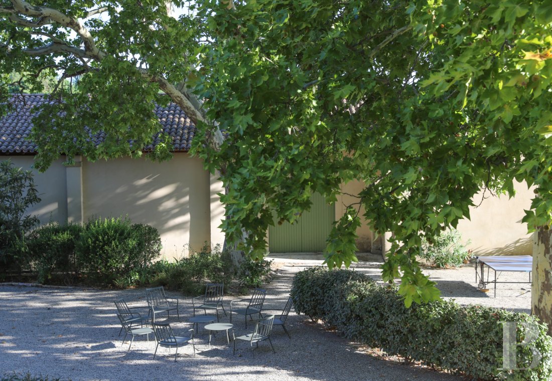 Dans le Vaucluse, au sud-est de Cairanne, une maison dédiée à la villégiature au cœur d’un domaine viticole  - photo  n°30